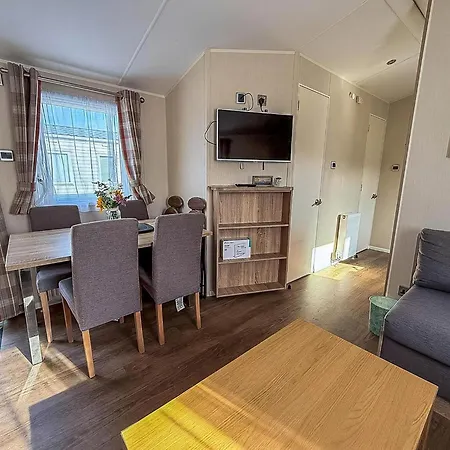 Stunning10 Berth Caravan With Decking At Broadland Sands In Suffolk Ref 20082Bs Hopton on Sea Exterior photo