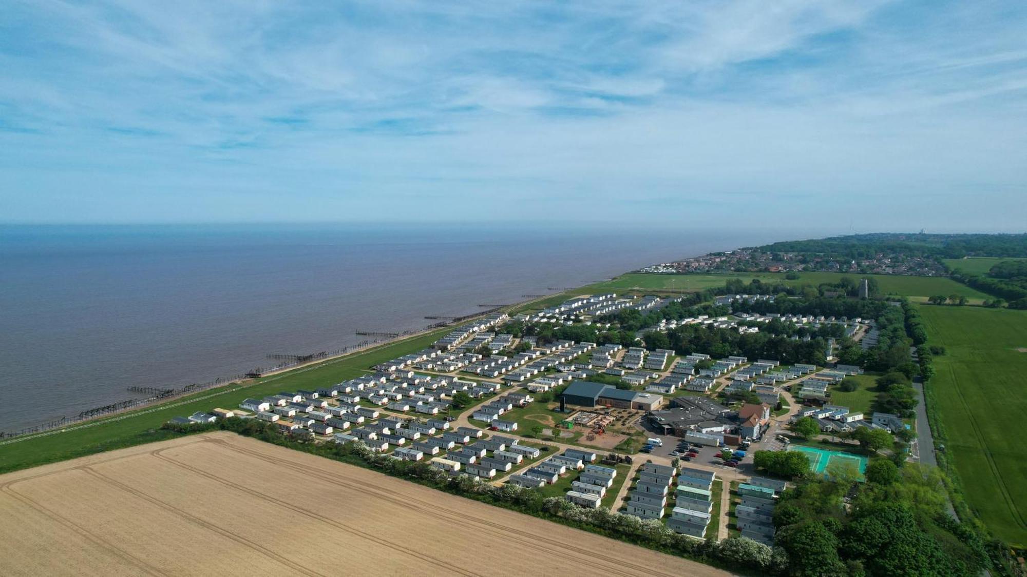Campsite Stunning10 Berth Caravan With Decking At Broadland Sands In Suffolk Ref 20082bs *