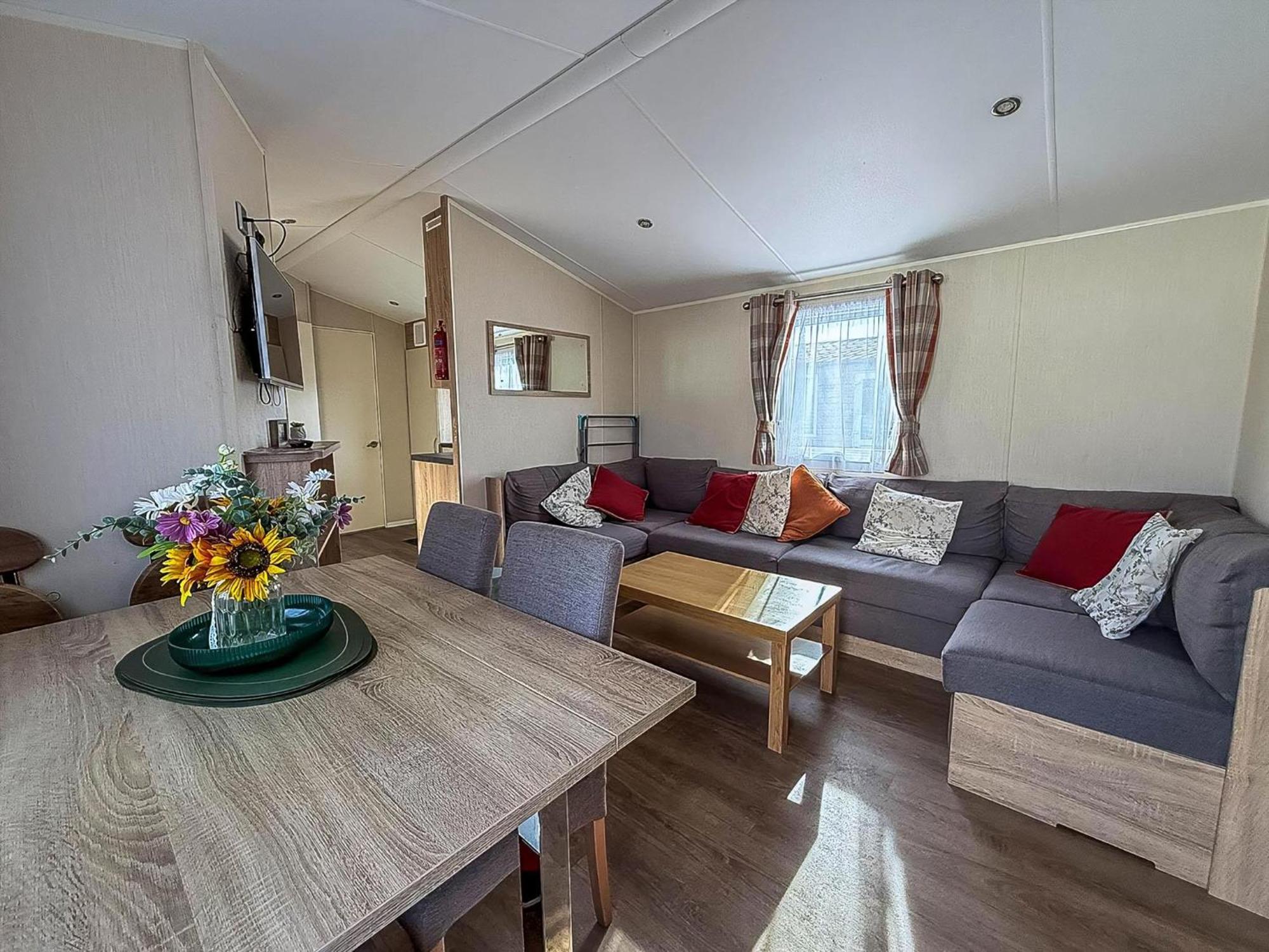 Stunning10 Berth Caravan With Decking At Broadland Sands In Suffolk Ref 20082bs Campsite *