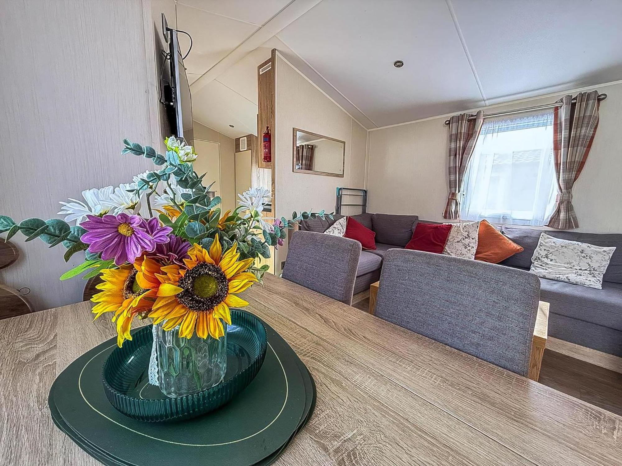 Campsite Stunning10 Berth Caravan With Decking At Broadland Sands In Suffolk Ref 20082bs *